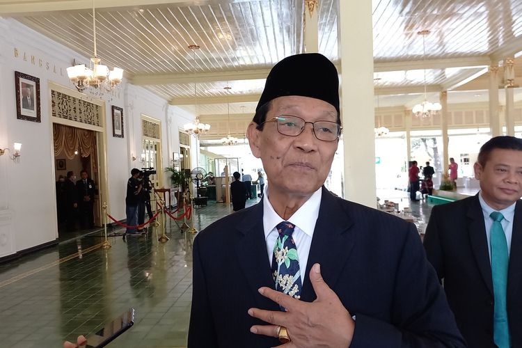 Sultan setelah lantik mantunya menjadi kepala Biro Tapem di Bangsal Kepatihan, Kompleks Kepatihan, Kota Yogyakarta, Selasa (3/1/2023)