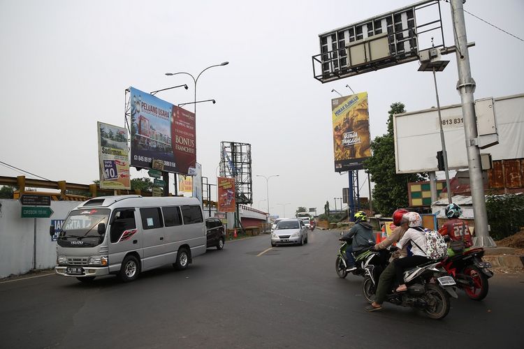 Kondisi lalu lintas di Simpang Jomin, Kabupaten Karawang, Jawa Barat, Senin (3/6/2019).