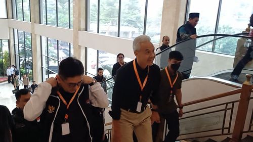 Ganjar-Mahfud Hadir Deklarasi Pemilu Damai Bawaslu, Kenakan Baju Hitam-Putih