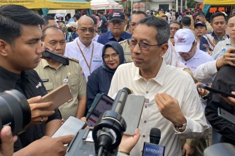 Penjabat Gubernur DKI Jakarta Heru Budi Hartono menbantah bahwa banjir di Jalan Hek Kramatjati, Jakarta Timur, Senin (25/3/2024), terjadi karena tanggul Kali Ciliwung jebol.