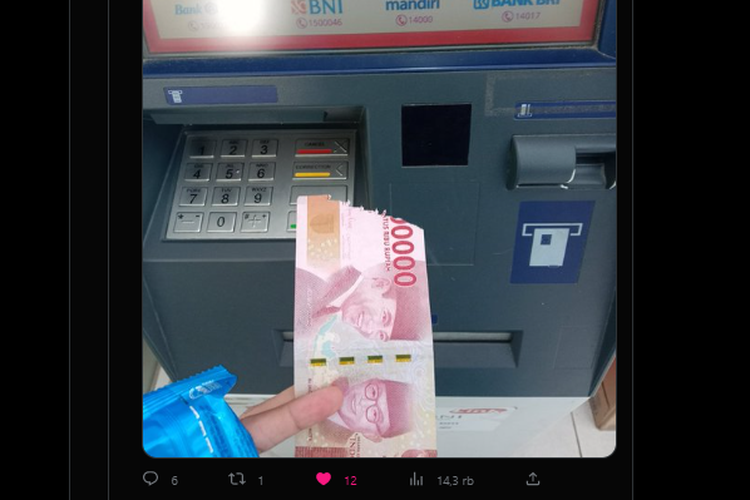 Wargenat dapat uang sobek dari mesin ATM.
