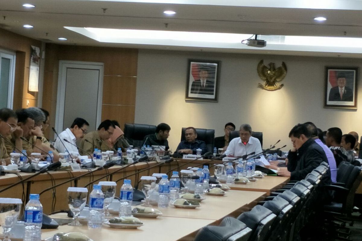 Rapat pembahasan Kebijakan Umum Anggaran Plafon Prioritas Anggaran Sementara (KUA-PPAS) 2018 di Gedung DPRD DKI Jakarta, Senin (13/11/2017). 