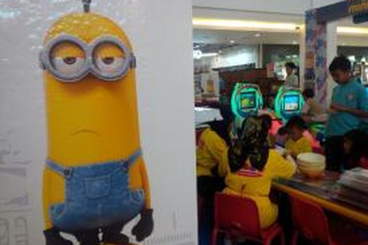 Karakter minions menjadi andalan mal di Bandung untuk menarik pengunjung.