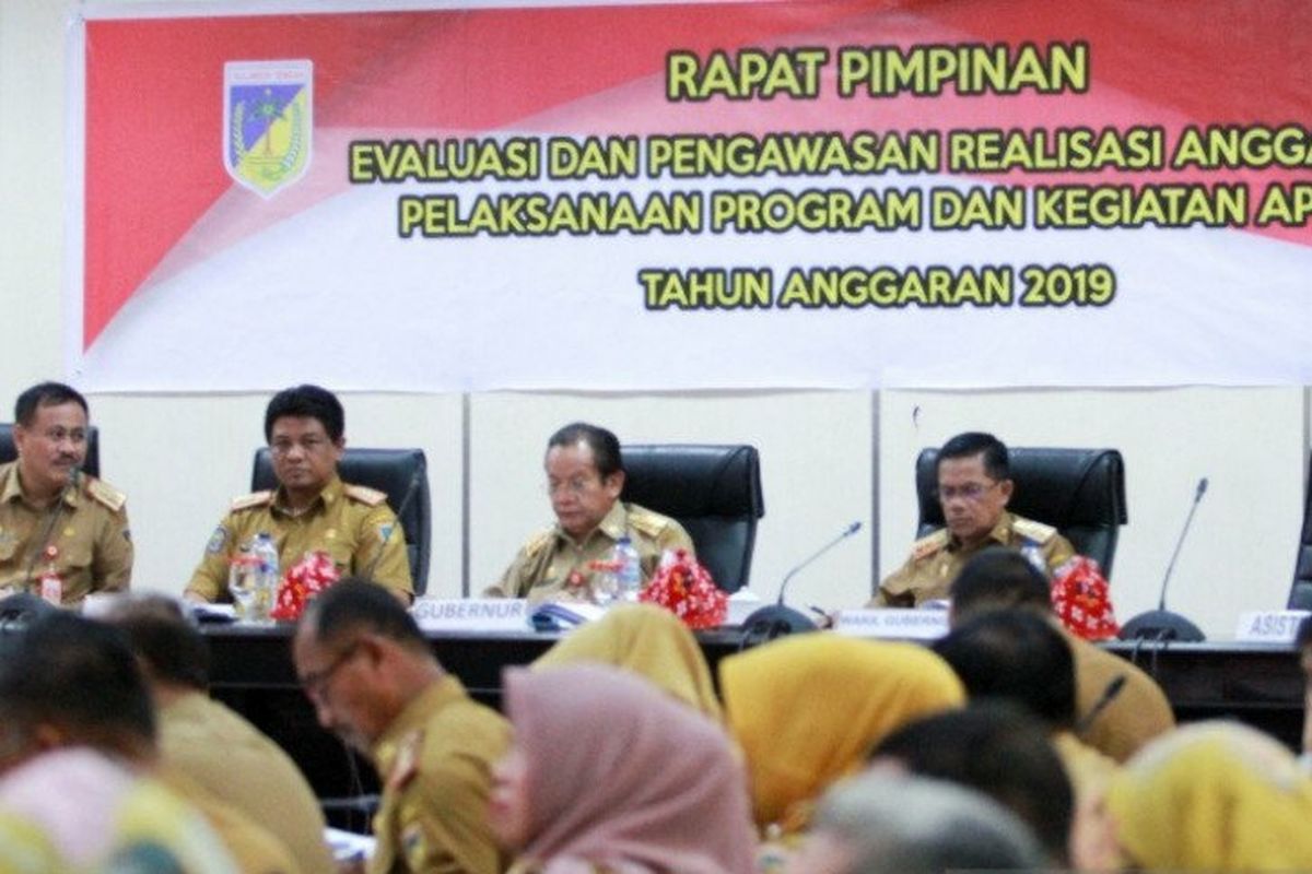 Gubernur Sulawesi Tengah Longki Djanggola (ke dua dari kanan) didampingi Wakil Gubernur Rusli Dg Palabbi (kanan) saat memimpin rapat evaluasi dan pengawasan realisasi APBD 2019 di Palu, Selasa (28/1/2020). 
