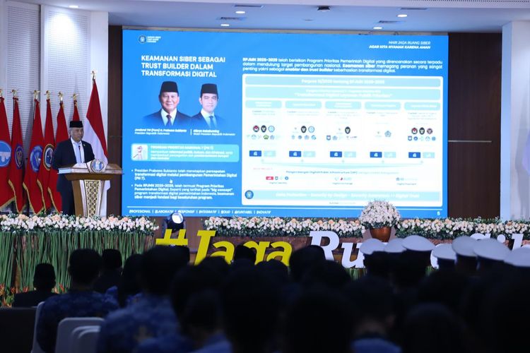Kepala Badan Siber dan Sandi Negara (BSSN) Nugroho Sulistyo Budi saat memberikan sambutan dalam penganugerahan Adhibakti Sanapati 2025, di Depok, Senin (1/12/2025).

