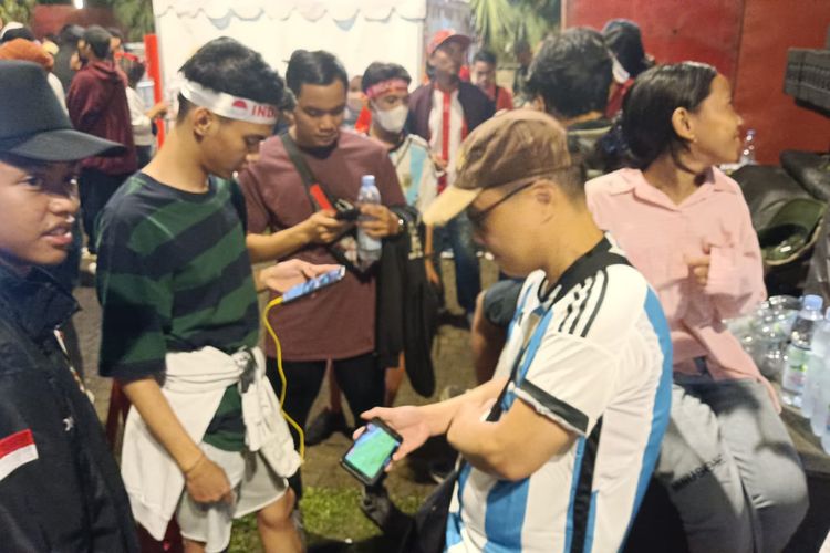 Penonton yang gelar nobar Timnas Indonesia vs Argentina di depan SUGBK, Senayan, Jakarta Pusat, Senin (19/6/2023).
