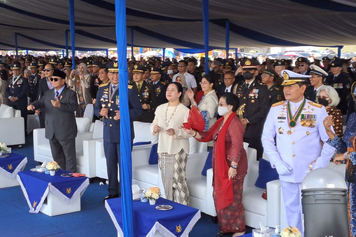 Megawati Soekarnoputri, Puan Maharani, Kapolri, hingga Prabowo Subianto tampak berjoget bersama di upacara peringatan HUT ke-77 TNI AU di Landasan Udara Halim Perdanakusuma, Jakarta Timur, Minggu (9/4/2023). 