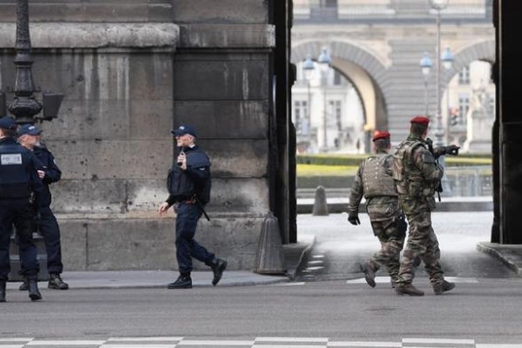 Sejumlah prajurit Perancis berada di dekat museum Lovre, Paris setelah seorang pria berpisau ditembak di tempat itu.