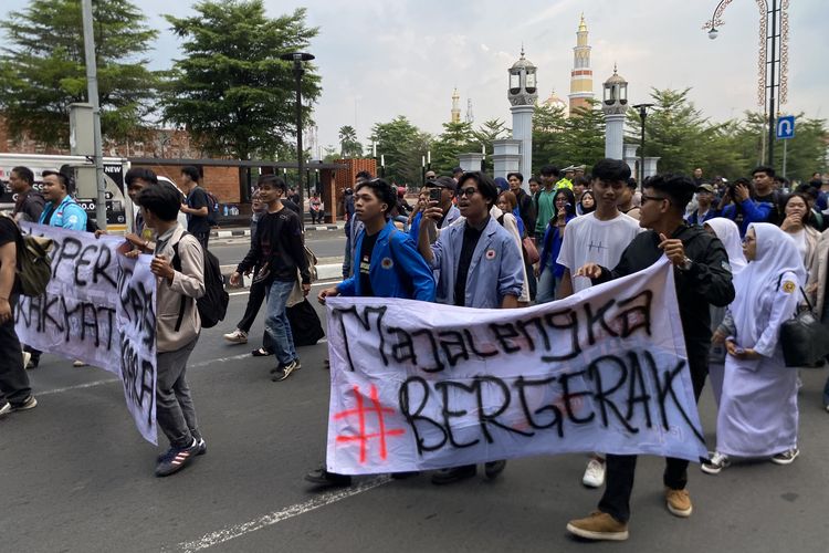 Mahasiswa Berbagai Almamater Demo Gedung DPRD Majalengka, Kritik Keras MBG Hingga BBM Mahal