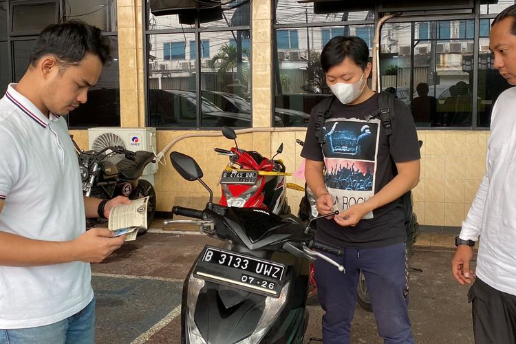 Jacky Chan (30), pemilik motor yang sebelumnya dilaporkan hilang, berfoto dengan motornya yang sudah ditemukan oleh pihak Polsek Taman Sari.