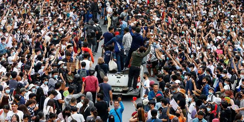 Protest in Thailand Continues, 2,500 Pedemos Take to Courtyard Street all