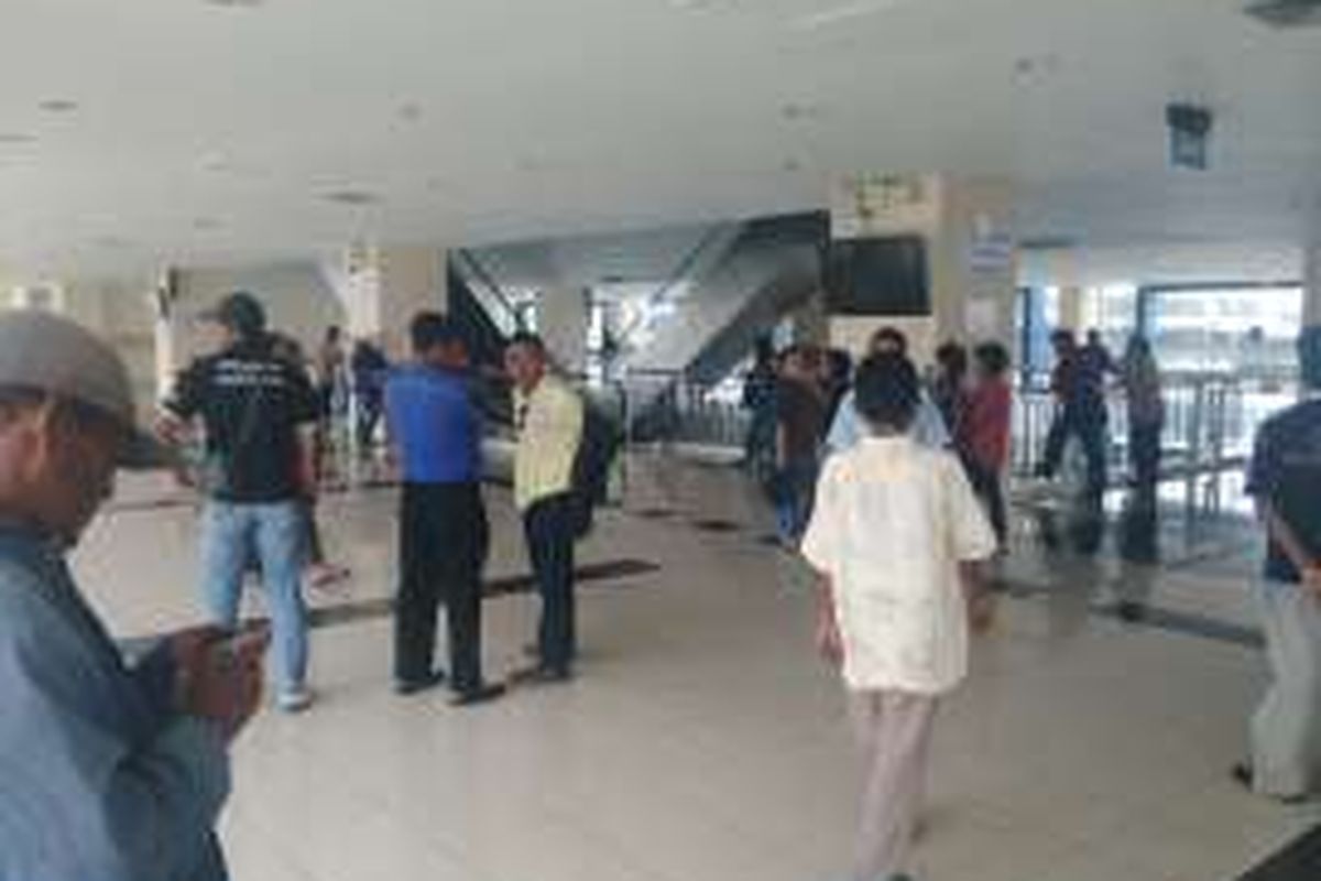  Seratusan karyawan PO bus dari Terminal Pulogadung, Jakarta Timur, mendatangi Terminal Pulo Gebang. Ratusan karyawan PO bus itu melakukan aksi demo di dalam terminal. Senin (13/6/2016)