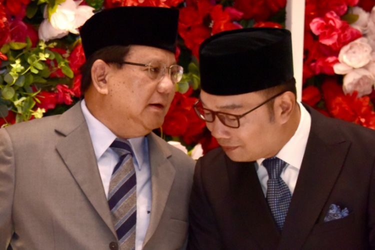 Gubernur Jawa Barat Ridwan Kamil saat menjadi saksi nikah bersama Menteri Pertahanan Prabowo Subianto di pernikahan putri Ketua DPRD Jabar Taufik Hidayat di Bandung, Sabtu (8/2/2020).