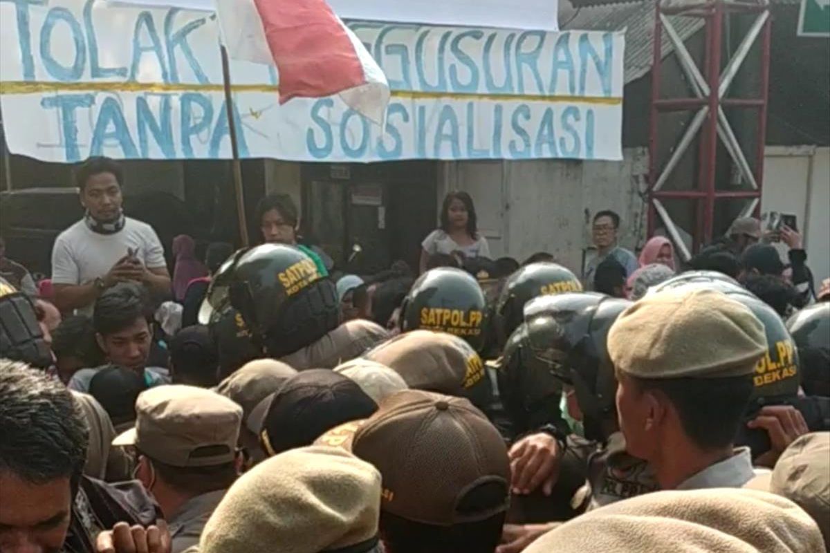 Satpol PP paksa masuk ke Perumahan Bumi Rawa Tembaga di Jalan Bougenville Raya, Jakasampurna, Bekasi Barat, Kamis (25/7/2019). 