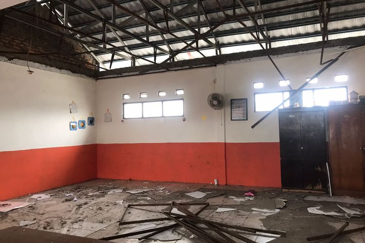 Kondisi salah satu kelas di Sekolah Dasar Negeri Pancoran Mas 3, Depok pada Rabu (11/5/2022), yang atapnya ambruk diterpa angin kencang dan hujan deras beberapa waktu lalu.