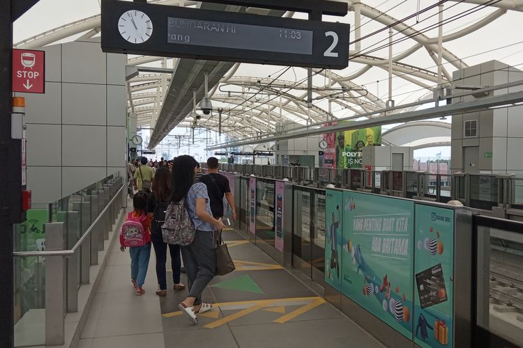 An image of MRT passengers at Fatmawati Station in South Jakarta.   