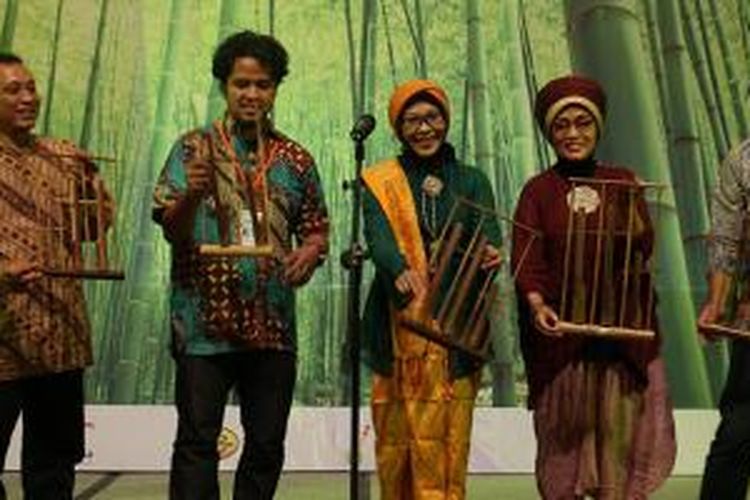 Dirjen Pemasaran Pariwisata Kementerian Pariwisata dan Ekonomi Kreatif, Esthy Reko Astuti (tengah) meresmikan pembukaan Festival Musik Bambu Nusantara (FMBN) 2013 di Assembly Hall Jakarta Convention Centre, Selasa (27/8/2013).