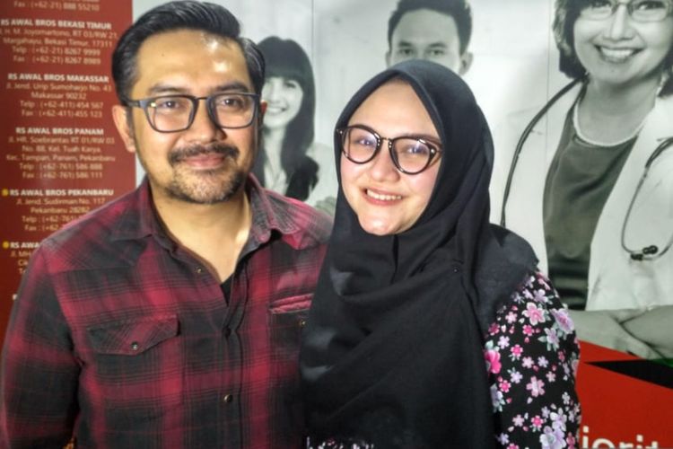 Prabu Revolusi dan Zee Zee Shahab saat jumpa pers kelahiran putra keduanya di RSIA Evasari, Jakarta Timur, Senin (6/8/2018).