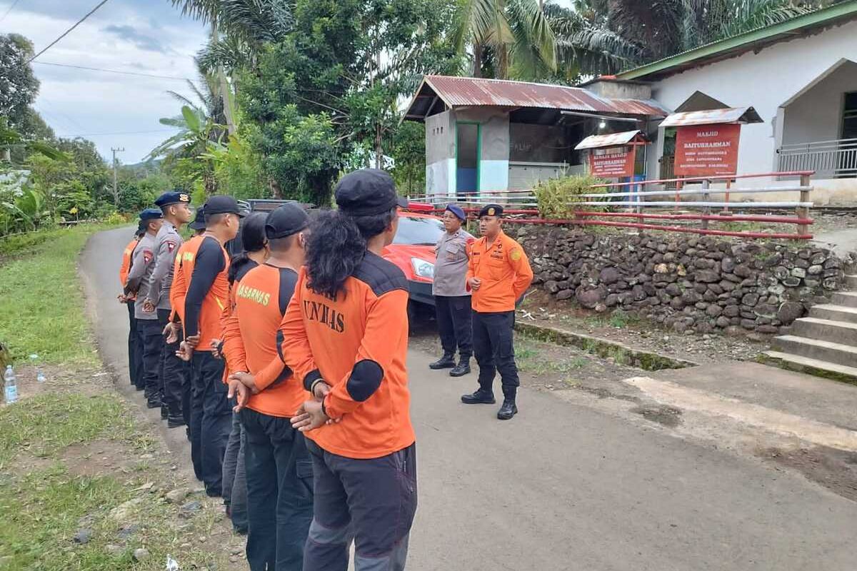 Tim SAR gabungan tengah melakukan persiapan pencarian terhadap seorang nenek yang terseret arus sungai Tangka, Kabupaten Sinjai, Sulawesi Selatan. Rabu, (8/2/2023).