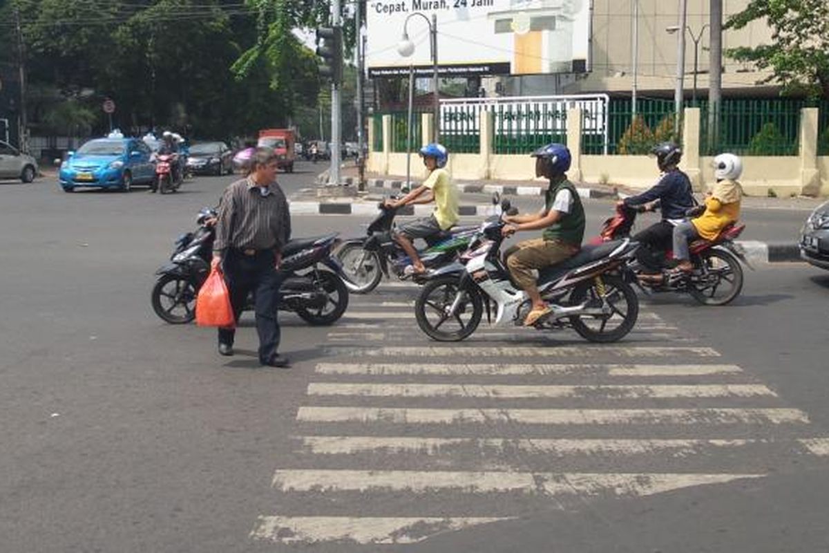 Sejumlah kendaraan yang berhenti melewati garis pembatas, di perempatan Jalan Sabang, Jakarta Pusat. Selain membuat pejalan kaki kesulitan menyebrang, perilaku seperti ini juga menjadi salah satu penyebab kemacetan di Jakarta. Gambar diambil pada Minggu (7/9/2014).