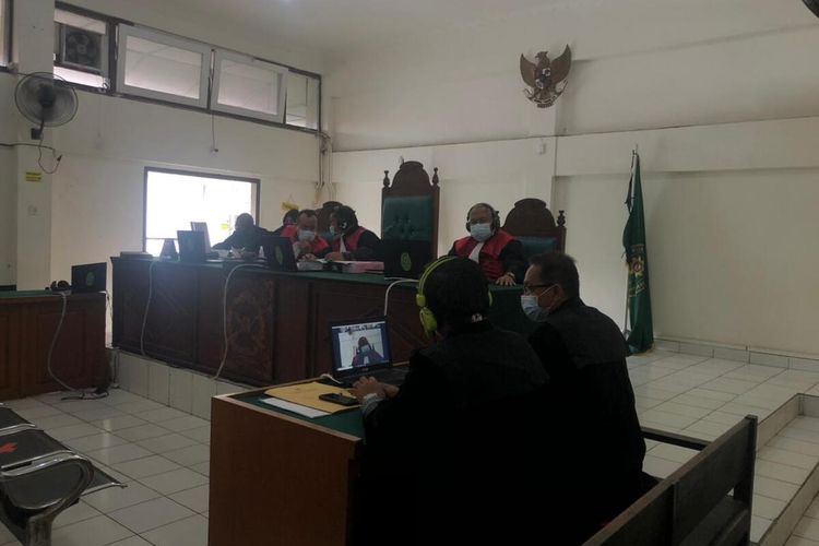 Sidang virtual Mantan Bupati Kabupaten Muara Enim periode 2013-2018 Muzakir Sai Sohar yang terjerat kasus lahan fiktif yang berlangsung di Pengadilan Negeri Kelas 1 Palembang, Kamis (11/2/2021).