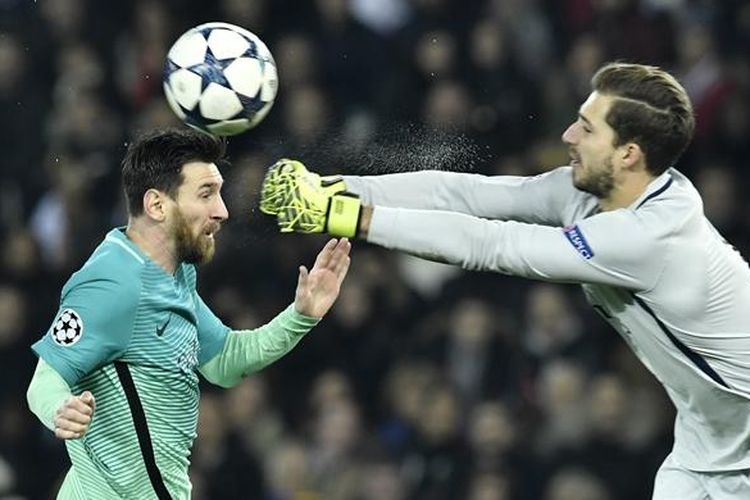 Lionel Messi dan Kevin Trapp berebut bola saat Barcelona melawan Paris Saint-Germain pada partai pertama babak 16 besar Liga Champions di Stadion Parc des Princes, Selasa (14/2/2017).