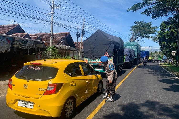 Polisi memberikan himbauan kepada pengguna jalan terkait kemacetan ekstrem Pelabuhan Ketapang. 