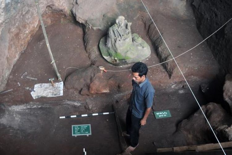 Ekskavasi situs pra-sejarah gua Pawon di kawasan karst Gunung Masigit, Kecamatan Cipatat, Kabupaten Bandung Barat, Jawa Barat yang sempat dihentikan tahun lalu, kembali dilanjutkan. ekskavasi yang dimulai sejak tanggal 22 Juli dan berakhir pada tanggal 4 Agustus mendatang ini kembali menemukan indikasi manusia prasejarah gua pawon berumur belasan ribu tahun.