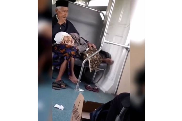 Sebuah gambar yang memperlihatkan nenek tengah tertidur di pangkuan kakek saat naik kereta api prameks.