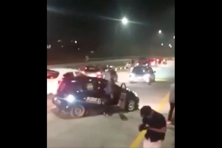 Komunitas mobil melakukan aksi arogan di jalan raya