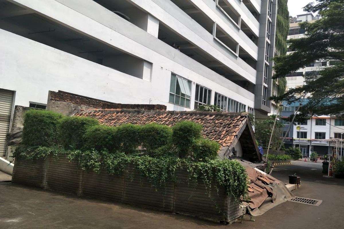 Rumah Ibu Lies (64) terkepung gedung Apartemen Thamrin Executive Residence, Tanah Abang, Jakarta Pusat. Rumah dia masih berada di dalam kompleks apartemen itu karena menolak untuk digusur.