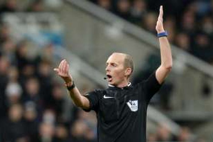 Wasit Mike Dean saat memimpin laga antara Newcastle United dan Manchester United, dalam laga Premier League di Stadion St James Park, 12 Januari 2016.