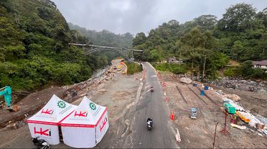 Jembatan Darurat Sungai Batang Anai Hanyut, Warga Harus Memutar 14 Km