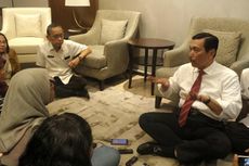 Jokowi Sampaikan Rotasi Jabatan, Luhut Hanya Bisa Jawab 