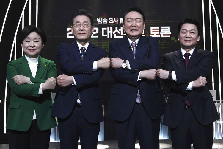 Kandidat presiden Korea Selatan, dari kiri; Sim Sang-jung dari oposisi Partai Keadilan, Lee Jae-myung dari Partai Demokrat yang berkuasa, Yoon Suk Yeol dari oposisi utama People Power Party dan Ahn Cheol-soo dari oposisi Partai Rakyat berpose untuk foto sebelum debat televisi untuk yang akan datang Pemilihan presiden 9 Maret, di Seoul, Korea Selatan, Kamis, 3 Februari 2022.