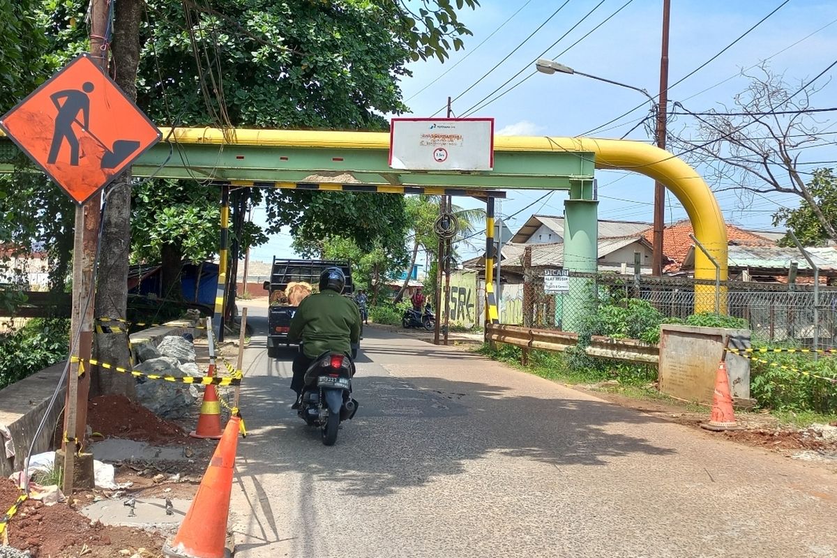 Lokasi portal pembatas ketinggian yang sering dihantam truk karena memaksakan melintas di Jalan Krukut, Limo, Depok.