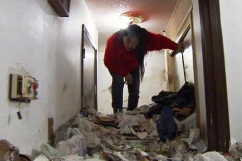 Rumah Wanita Ini Dipenuhi Sampah Setinggi Pinggang 