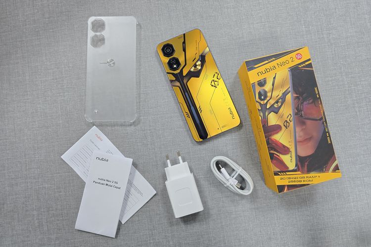 Di dalam boks pastinya juga ada satu unit ZTE Nubia Neo 2 5G warna Sunfire Yellow. Isi aksesori lengkap dalam boks penjualan meliputi adapter charger 33 watt, kabel USB Type-C, hard case, SIM ejector tool. Ada juga kertas panduan singkat dan kartu garansi. 