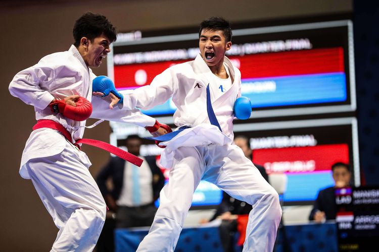 Karateka putra Indonesia, Rifky Arrosyid bertarung melawan Karateka asal Laos, Salanh Manisinh di kelas 60 kg di World Trade Center, Manila, Filipina, Minggu (8/12/2019). Rifky Arrosyid berhasil meraih medali perak.