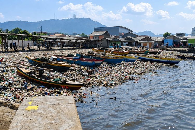 Di Ujung Teluk Lampung yang Penuh Sampah, Nelayan Payang Sukaraja Tetap Menarik Harapan
