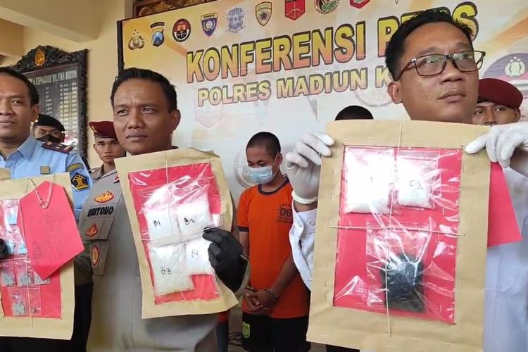 GAGAL MASUK—Kapolres Madiun Kota, AKBP Suryono bersama Kalapas Pemuda Kelas IIA Madiun, Ardian Nova menunjukkan barang bukti berbagai jenis narkoba yang berhasil digagalkan masuk ke dalam lapas, Senin (27/6/2022).