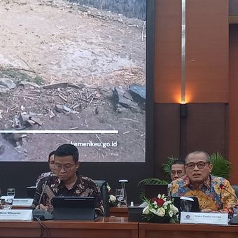 Direktur Jenderal Pajak Kementerian Keuangan (Kemenkeu) Bimo Wijayanto dan Direktur Jenderal Bea dan Cukai Djaka Budhi Utama saat konferensi pers APBN KiTa edisi Juni 2025, Selasa (17/6/2025).