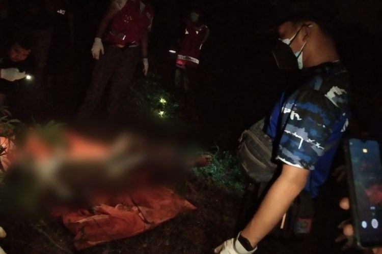 Proses evakuasi mayat laki-laki tanpa identitas yang ditemukan di dalam sumur tua Kampung Sempur, Desa Kadu Jaya, Kecamatan Curug, Kabupaten Tangerang, Kamis (3/11/2022) malam. Mayat laki-laki itu ditemukan dalam keadaan tanpa busana.