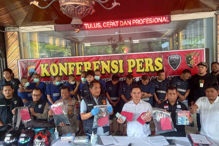 Polda Jawa Tengah (Jateng) tangkap 11 tersangka kasus pencurian dengan modus pecah kaca mobil di Temanggung, Karanganyar dan Cilacap. Jumat (4/11/2022)