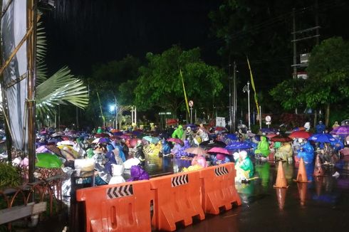 Tahun Baru di Kota Batu Diwarnai Hujan, Warga Beralih Kulineran