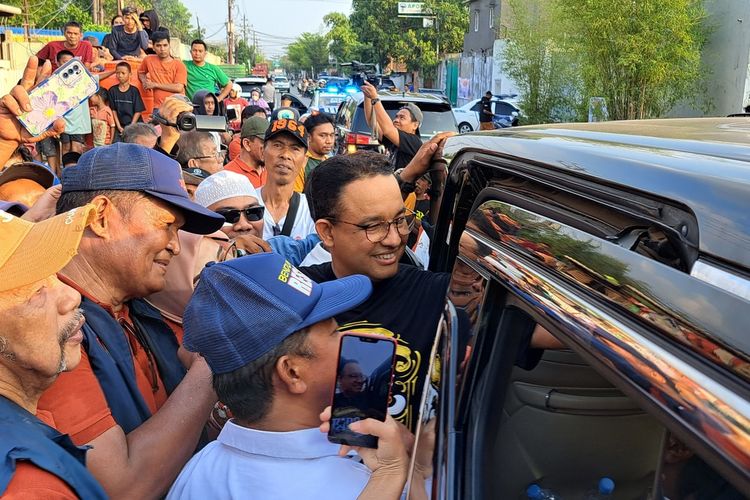 Capres Koalisi Perubahan Anies Baswedan saat mengunjungi pembagian air bersih kepada warga yang terdampak kekeringan di Jalan Sultan Abdullah Raya, Kecamatan Tallo, Kota Makassar, Minggu (5/11/2023). 