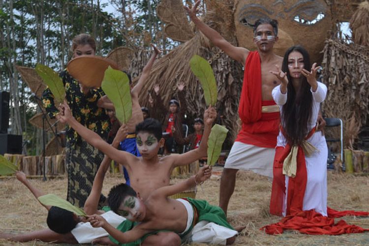 Penari sanggar Omah Citra Kahyangan asal Wonogiri menampilkan tari Panen Mbako di arena Festival Lima Gunung (FLG) XVII di Wonolelo, Bandongan, Magelang, Jawa Tengah, Sabtu (11/8/2018). Ratusan penari dari berbagai kota di Indonesia memeriahkan gelaran FLG XVII dengan mengusung tema Masih Goblok Bareng.