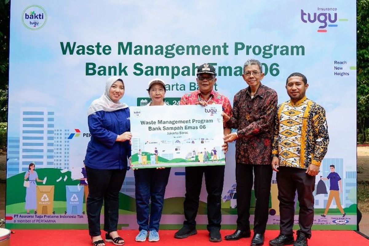 Tugu Insurance menggelar program Waste Management Program di Bank Sampah Emas 06 Kelurahan Kebon Jeruk, Jakarta Barat (Jakbar), Kamis (24/10/2024). 