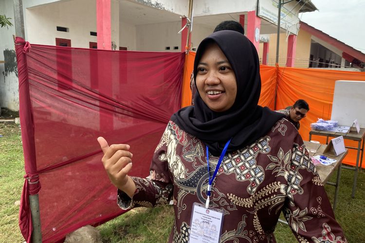 Ketua KPPS 12 Desa Pabean Udik, Kecamatan Indramayu, Lia Andini saat ditemui di sela-sela tugasnya, Rabu (10/12/2025)