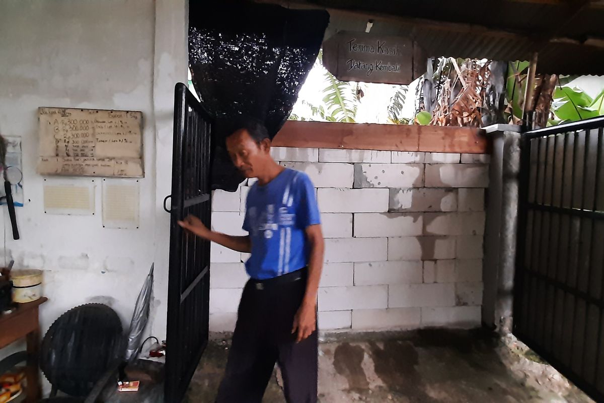 Puluhan rumah di wilayah RT 011 RW 007 Kelurahan Jatinegara, Kecamatan Cakung, Jakarta Timur, kehilangan akses jalan akibat pembangunan tembok SMKN 69 Jakarta. Salah satu warga yang terdampak ialah Bresman Marbun (69).